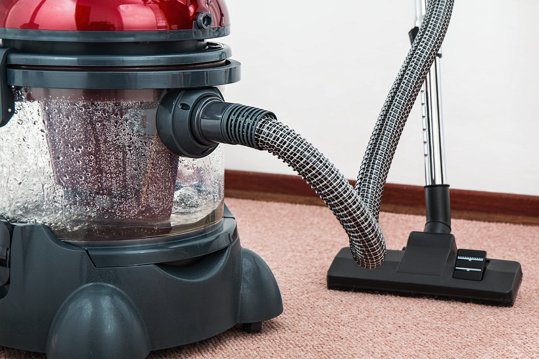 A bagless vacuum cleaner